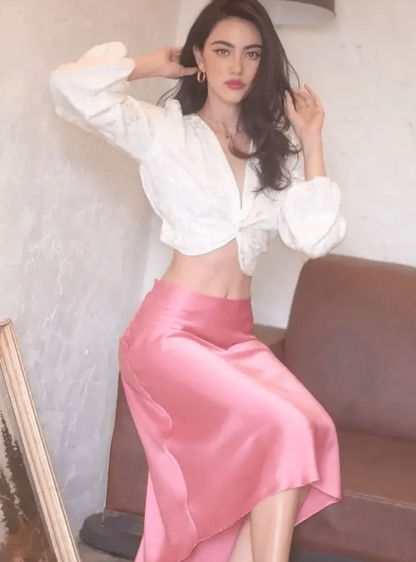 周冬雨|周冬雨和关晓彤撞衫同款拉链裙，穿出了小个子优势，完全不输气场