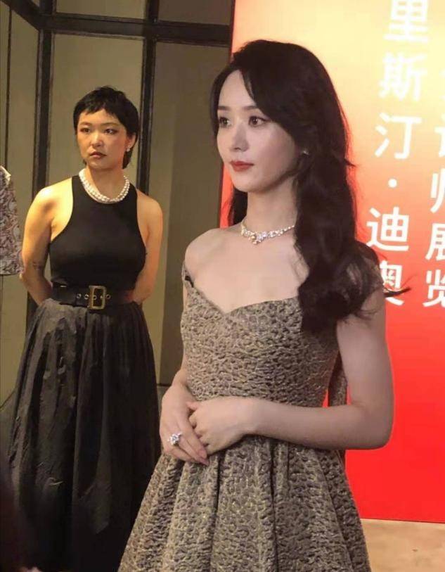 赵丽颖|赵丽颖罕见秀性感，瘦太狠礼服肩带直往下掉，海藻长发太有知性美！