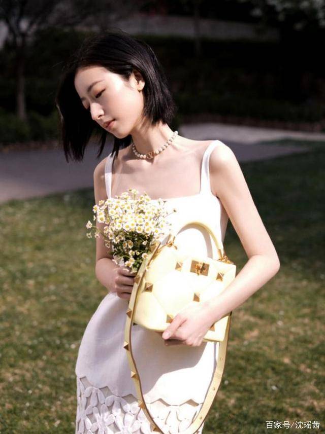 设计|50岁钟丽缇穿吊带裙亮相，这身材曲线赛过超模，魅力锋芒丝毫不减