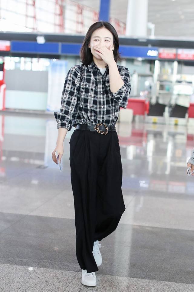 黑色|马思纯:黑色波点衬衫配上“烂裙子”,走轻熟风格,温柔中显时髦