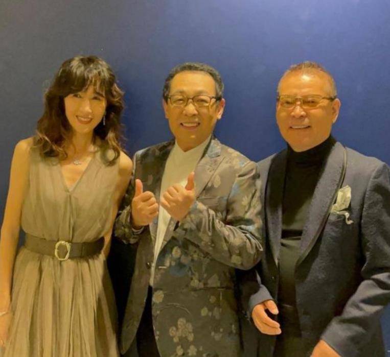 真丝|工藤静香真的51岁啦？穿灰色网纱裙配卷发梦幻优雅，美得不像话