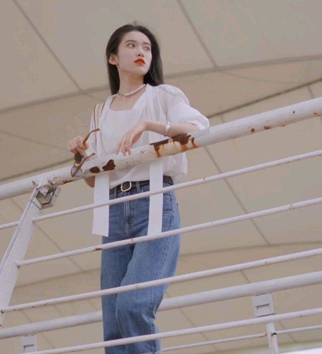 女生|秋季穿搭可以选择休闲款,简单基础的服装款式,也能诠释女性的美