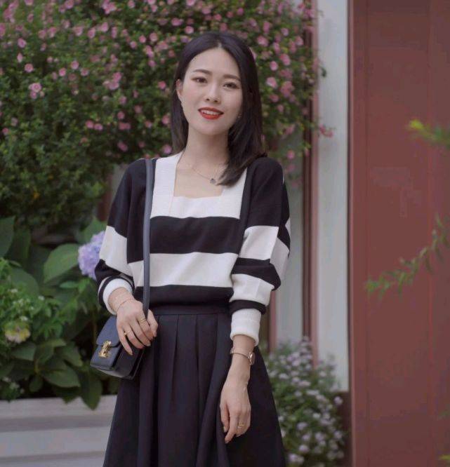 女生|秋季穿搭可以选择休闲款,简单基础的服装款式,也能诠释女性的美