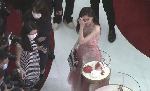 杨颖|杨颖颜值抗打,真实镜头依旧又美又瘦,穿吊带粉裙少女感十足
