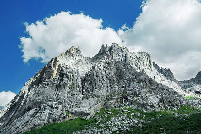 青海久治县，有年宝玉则神山，山峰壮观、湖泊清澈，还有遍地鲜花