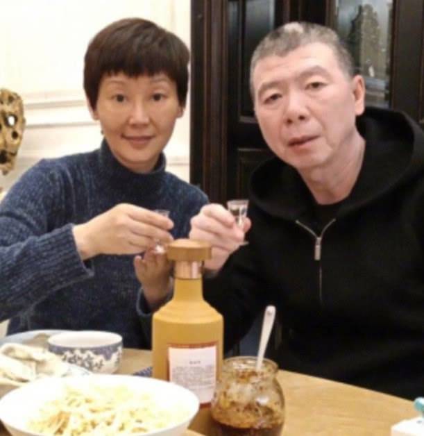 状态|徐帆在家跟冯小刚喝酒，这才是最真实的素颜，皮肤枯黄干瘪！