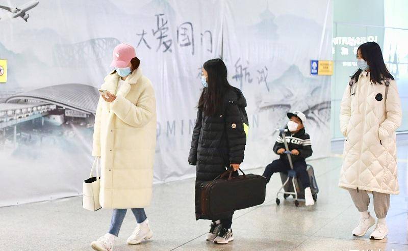 佟大为|佟大为一家走机场，12岁长女身高瞩目，爸爸牵手二女儿妈妈宠儿子