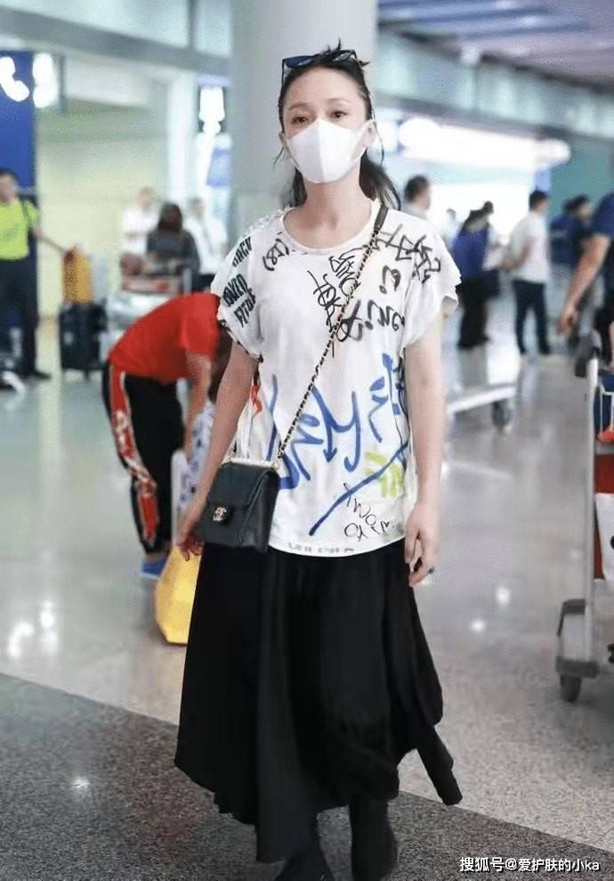 下装|周迅这高级感真让人服气，穿花T恤配个黑裙，46岁依然灵动优雅