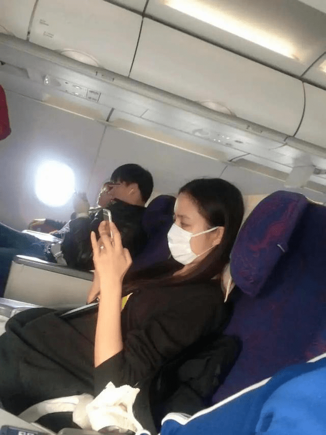 佟丽娅|网友在飞机上偶遇佟丽娅，素颜是很黄没多漂亮，但气质确实清纯！