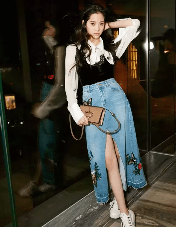 周冬雨|周冬雨和关晓彤撞衫同款拉链裙，穿出了小个子优势，完全不输气场