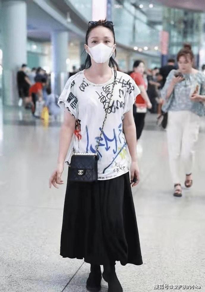 下装|周迅这高级感真让人服气，穿花T恤配个黑裙，46岁依然灵动优雅