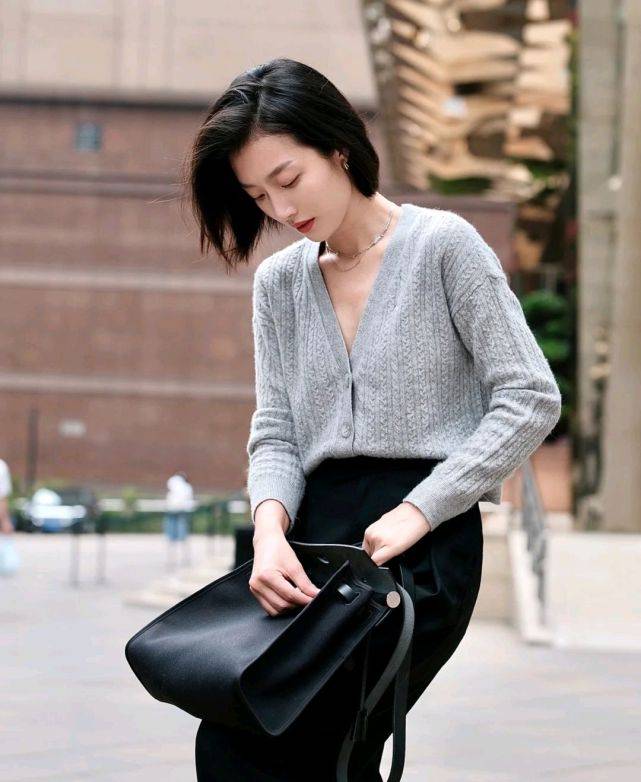 女生|秋季穿搭可以选择休闲款,简单基础的服装款式,也能诠释女性的美