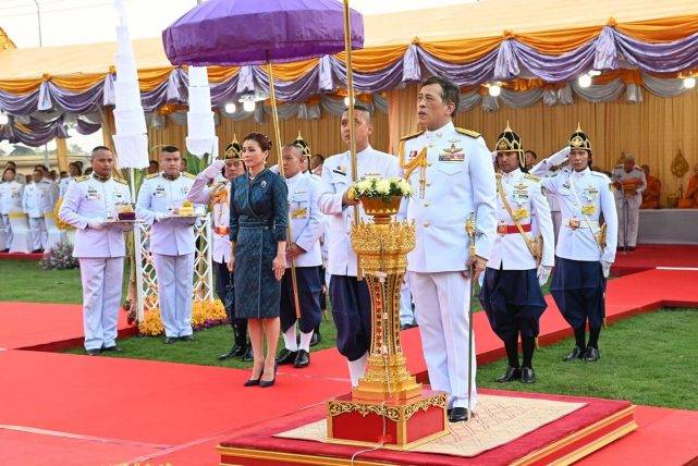 套装|泰王室“铁三角”不再!苏提达连发花卉海报展现王后范,又变美啦