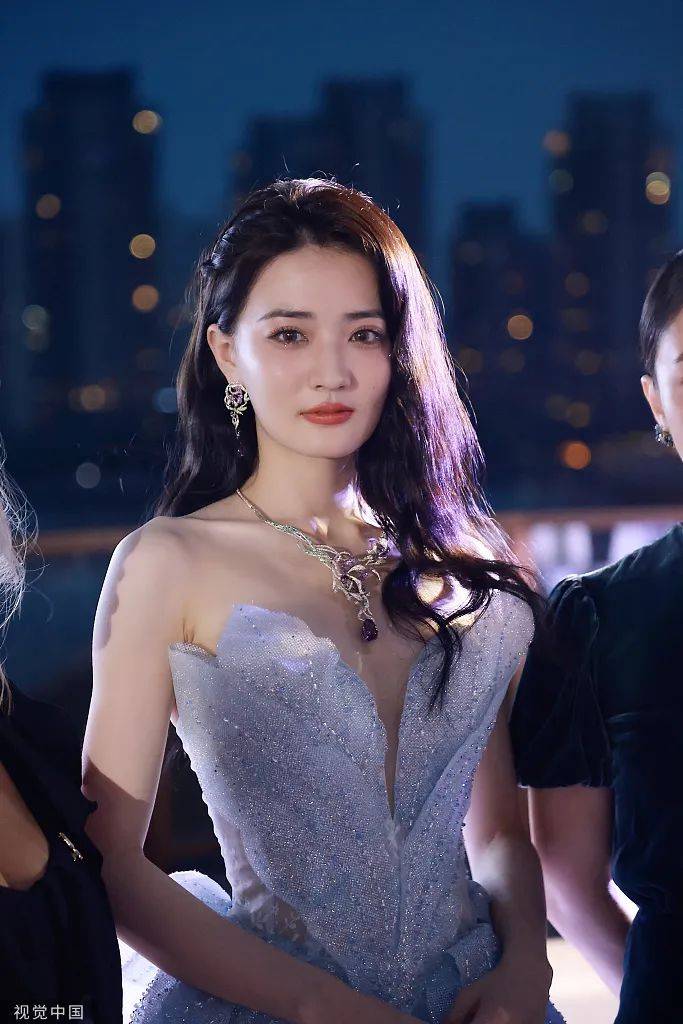 当红|徐璐穿抹胸礼服美呆了！雪肤玉貌魔鬼身材太性感撩人