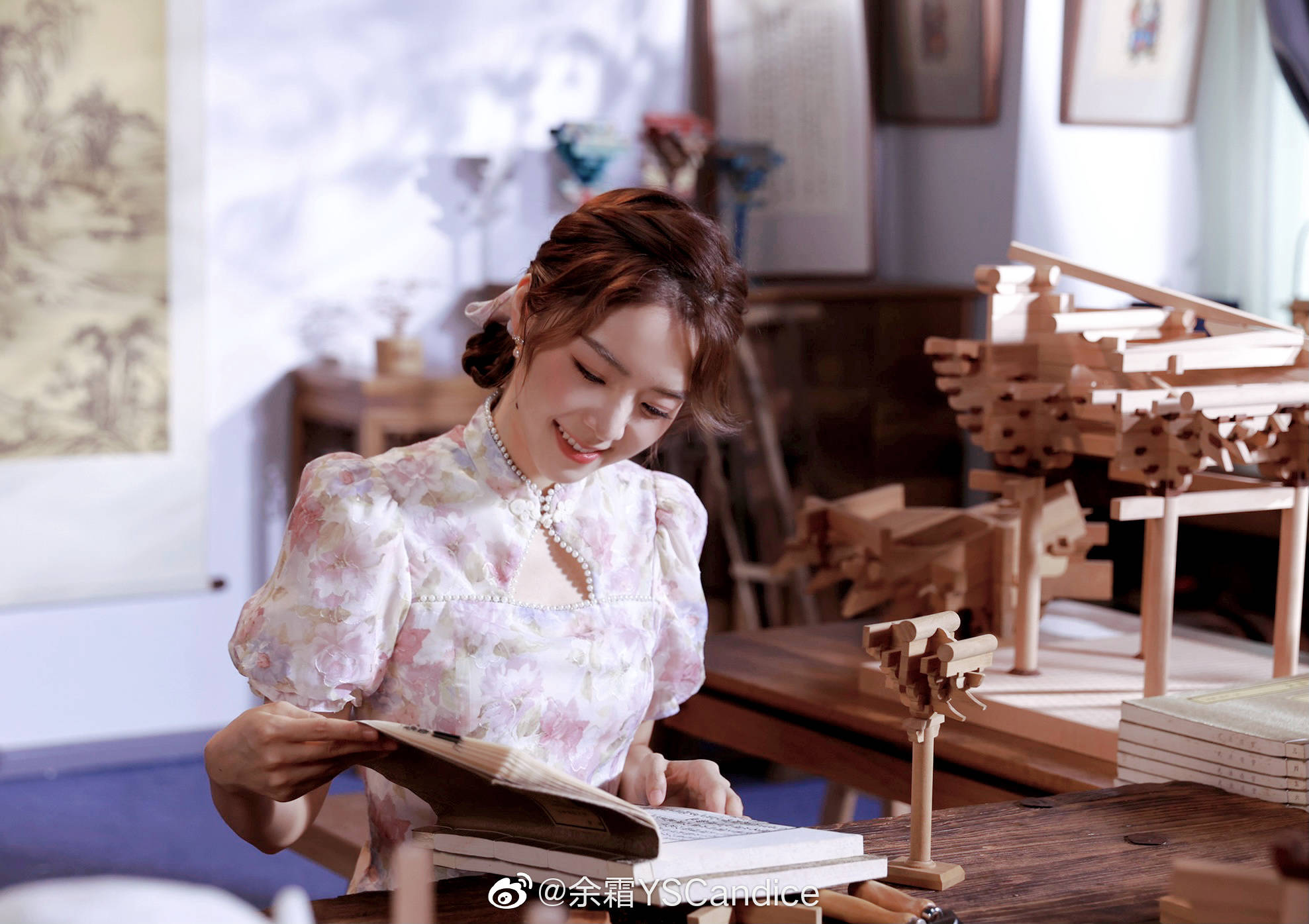 lpl主持人余霜书香大家闺秀气质艺术照引粉丝热议:我好羡慕管泽元_观