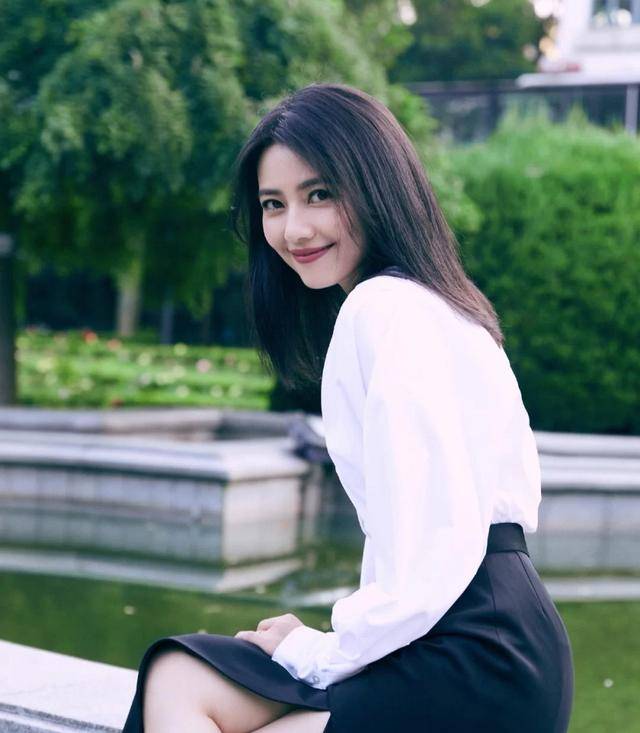 显得|真正层次高的女人，都脱下了裤装，快跟着高圆圆穿裙装
