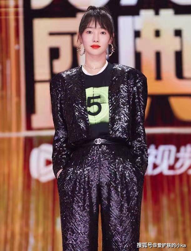黑色|白百何不像当妈的人，穿一身带闪的黑又潮又酷，穿搭年轻就是减龄