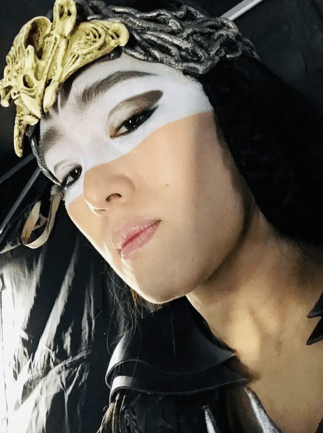 口红|巩俐最新杂志封面曝光，拍大片致敬电影，女王气场全开