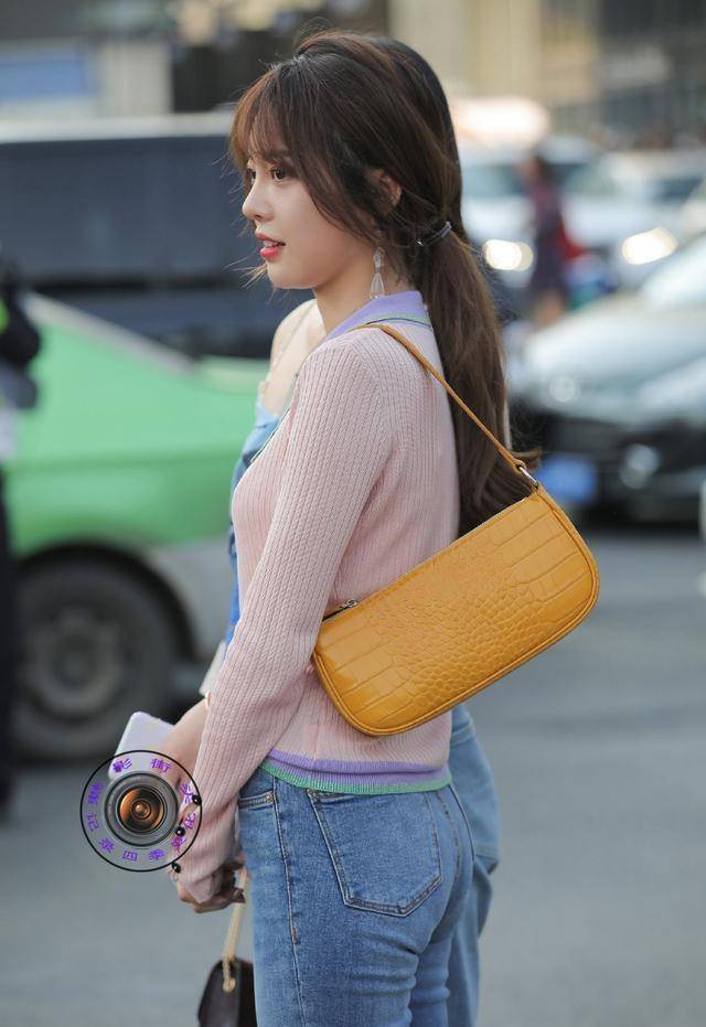 路线|黑色打底裤搭配白色上衣，超级显瘦，突出腿部线条