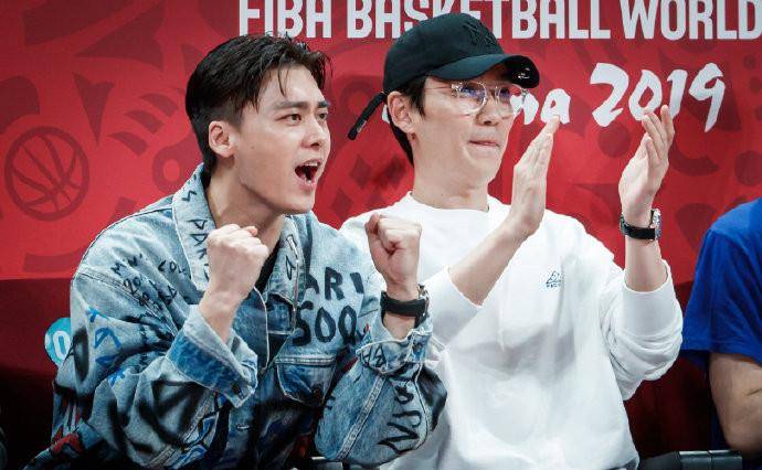 黑色|32岁李易峰和31岁朱一龙同框炫富比帅，一个穿9238，一个只穿1千2