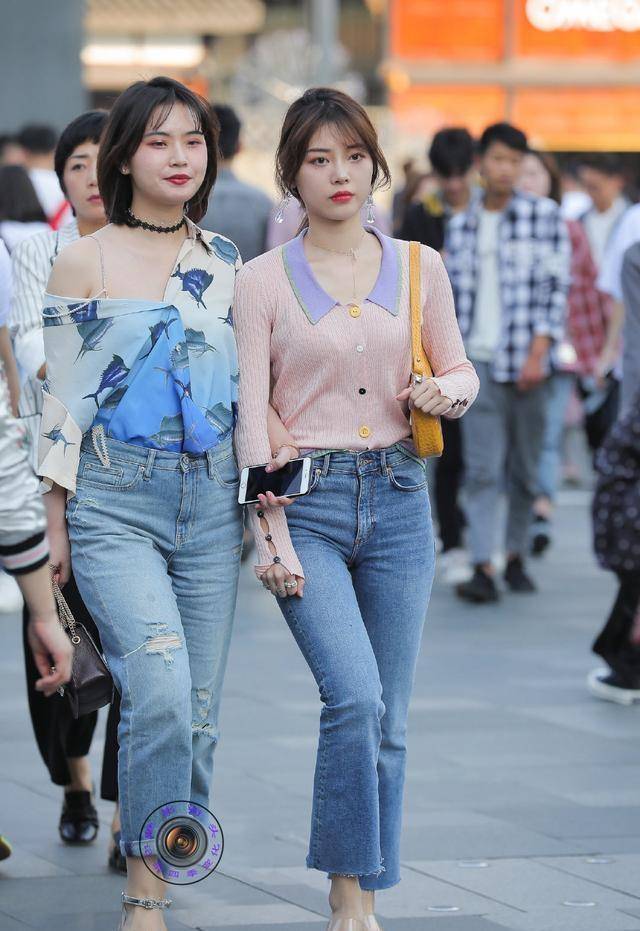 路线|黑色打底裤搭配白色上衣，超级显瘦，突出腿部线条