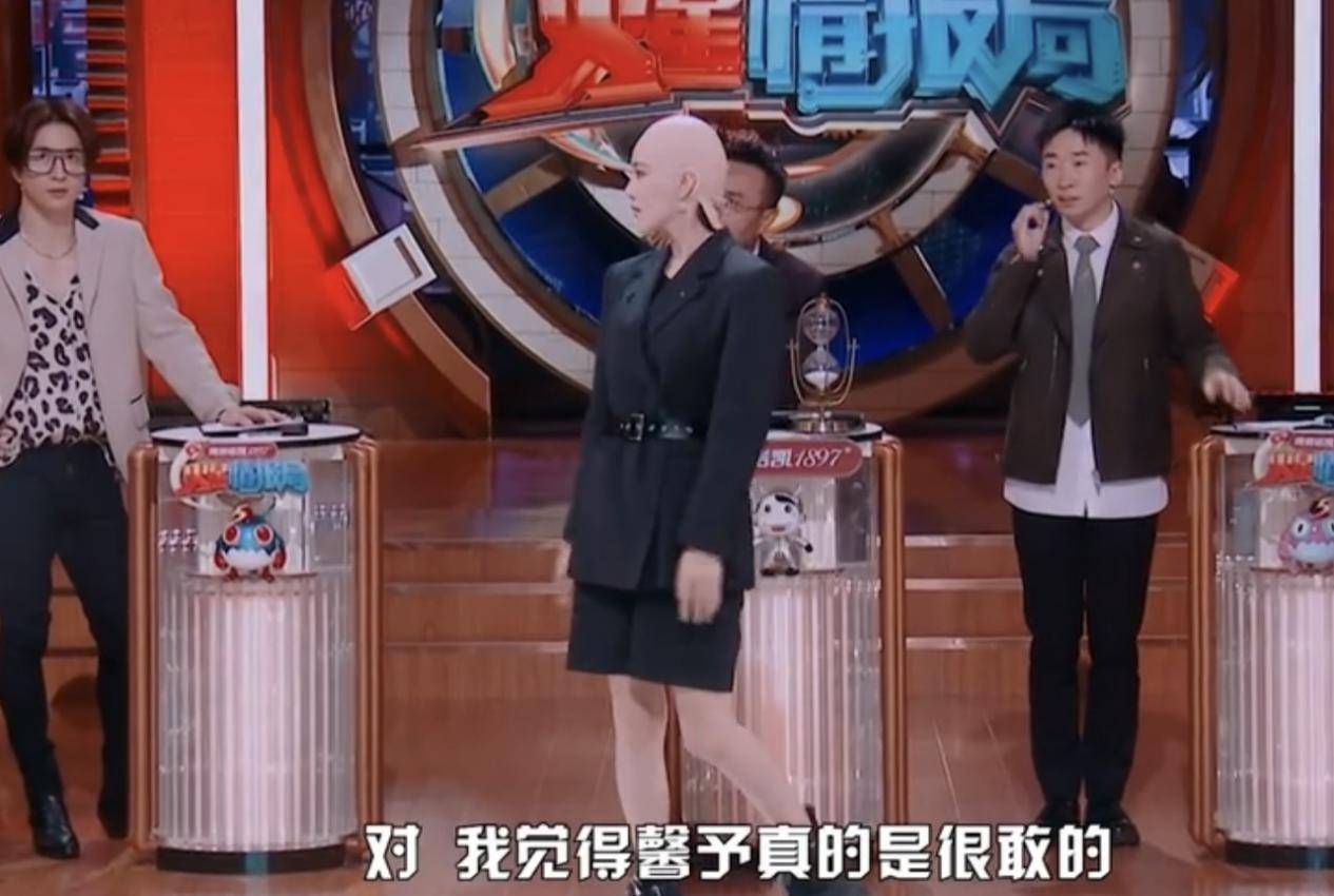 身材|33岁张馨予上班真高调，偷穿老公军大衣墨镜营业，众人伺候真气派