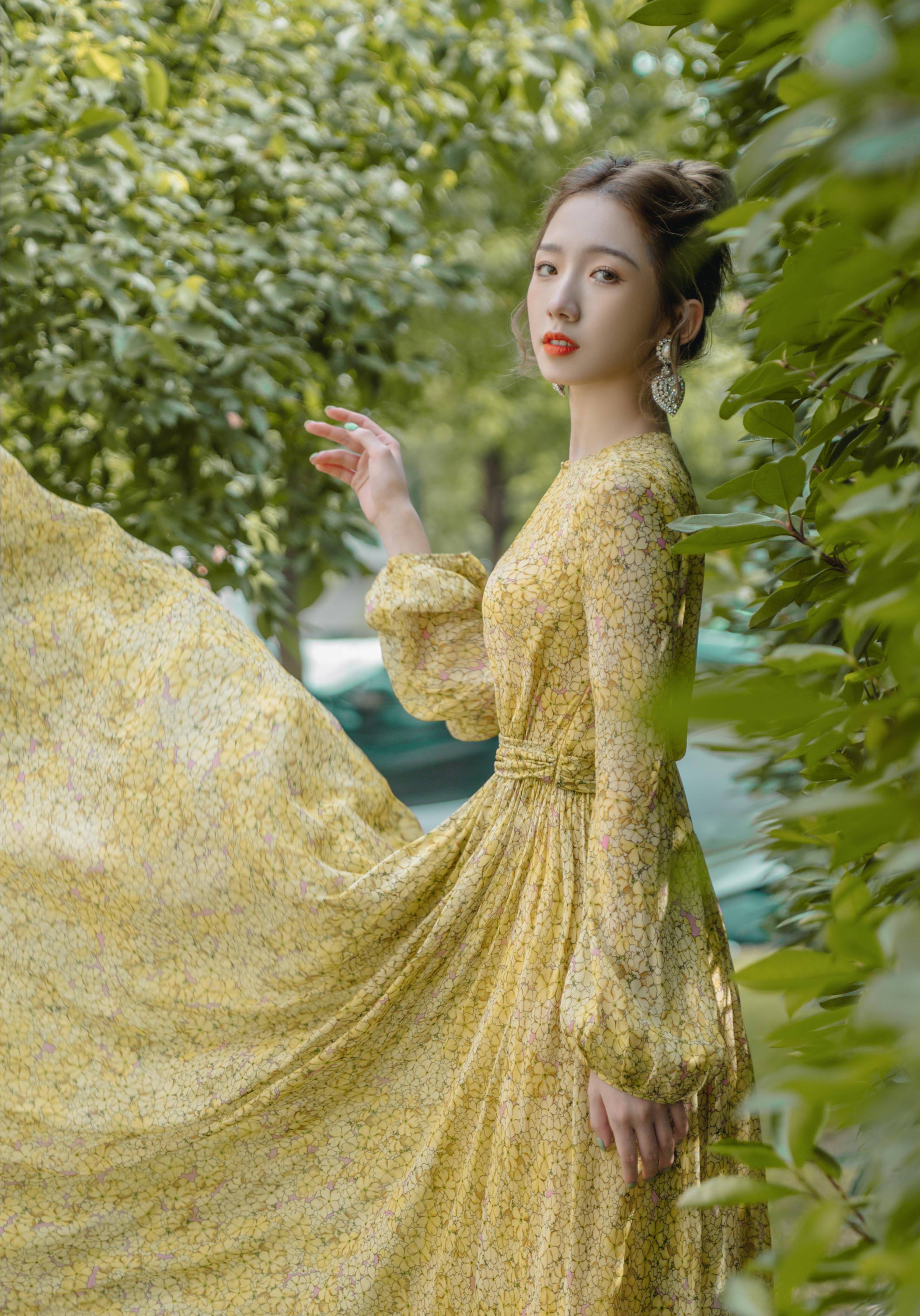 身姿|孟美岐穿黄色碎花长裙灵动飘逸！落叶妆容温婉清新!越看越好看！