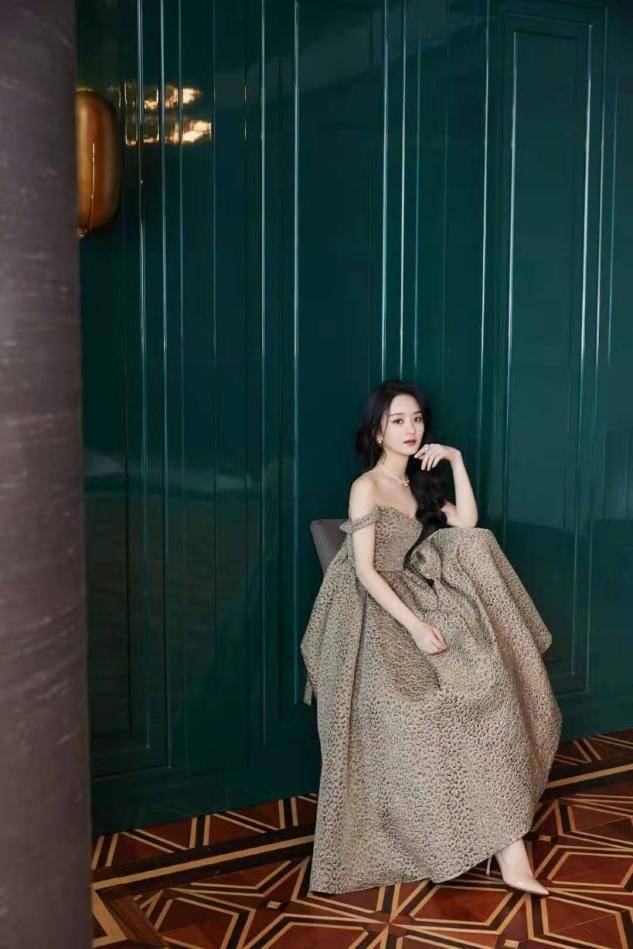 赵丽颖|赵丽颖罕见秀性感，瘦太狠礼服肩带直往下掉，海藻长发太有知性美！