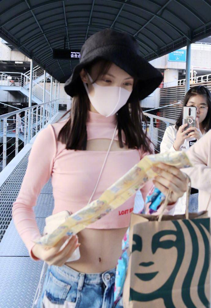 新造型|金晨新造型“开放”，171cm穿镂空装走机场，这打扮女里罕见