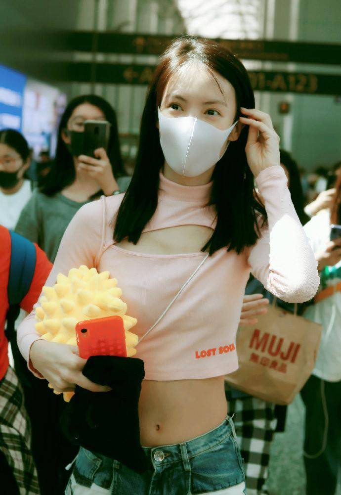 新造型|金晨新造型“开放”，171cm穿镂空装走机场，这打扮女里罕见