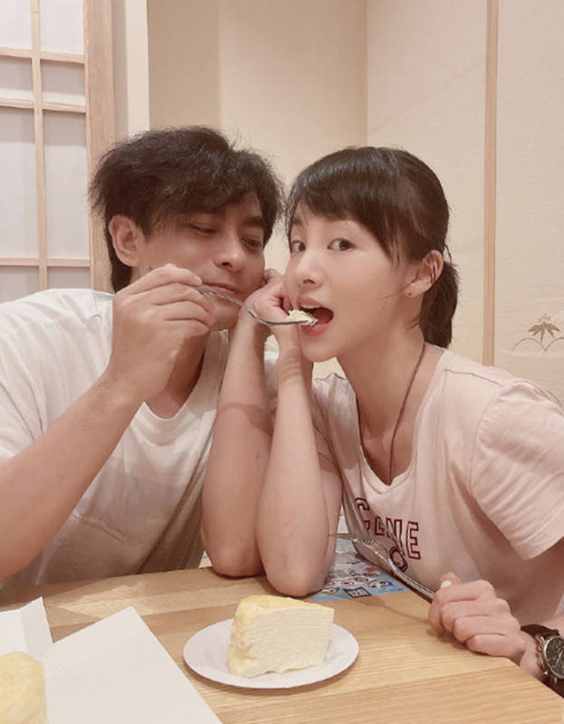 陈龙|陈龙晒照为妻庆生，35岁章龄之打扮像邻家女，俩娃模样都像爸