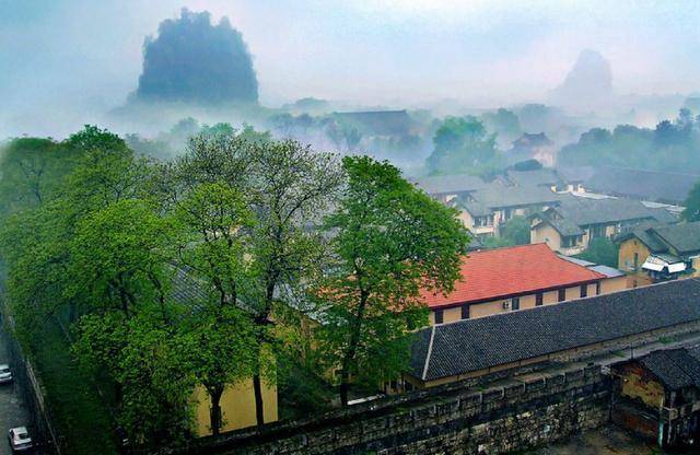 中国唯一建在5A级景区的大学，前身是明朝王府，进去要收门票