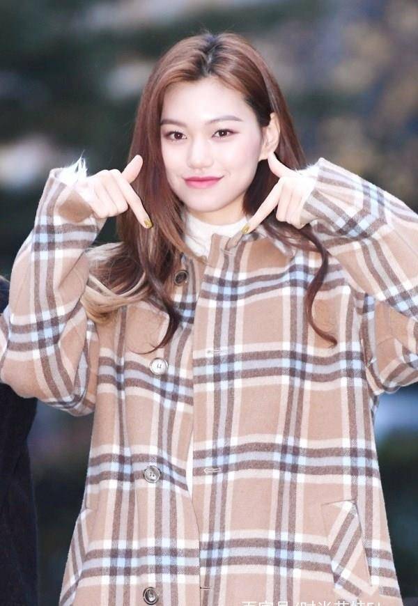 眉宇|金度延上班私服，格纹大衣配马丁靴，时髦帅气也只有她能驾驭了！
