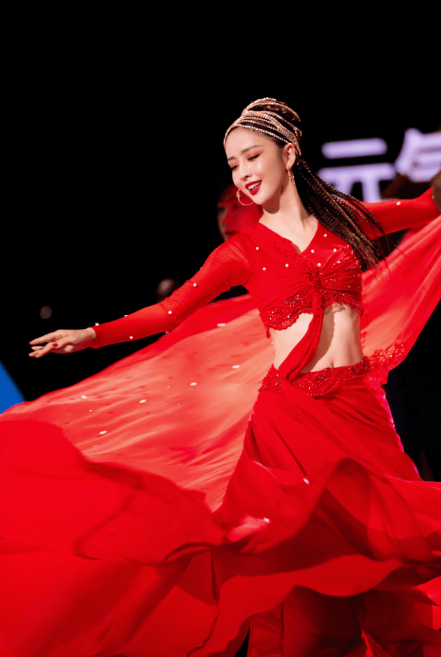 佟丽娅穿红裙跳舞浑身都在发光肢体柔美身材纤纤每一帧都好美