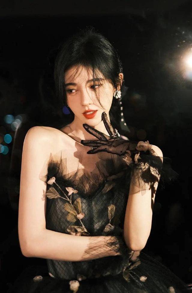 黑色|拾光盛典女明星人均一字露肩礼服,迪丽热巴再次脱颖而出!!