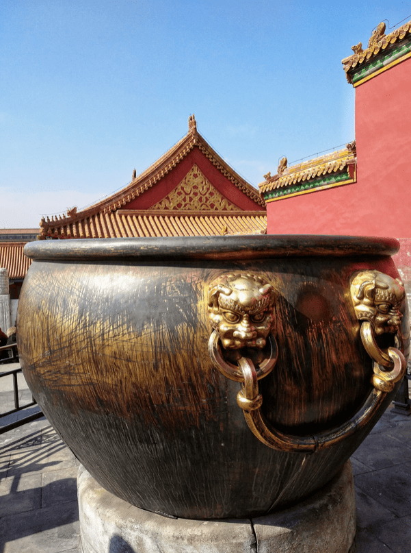 在走进故宫太和门之后,总有一些金灿灿的大缸不时夺人眼目.