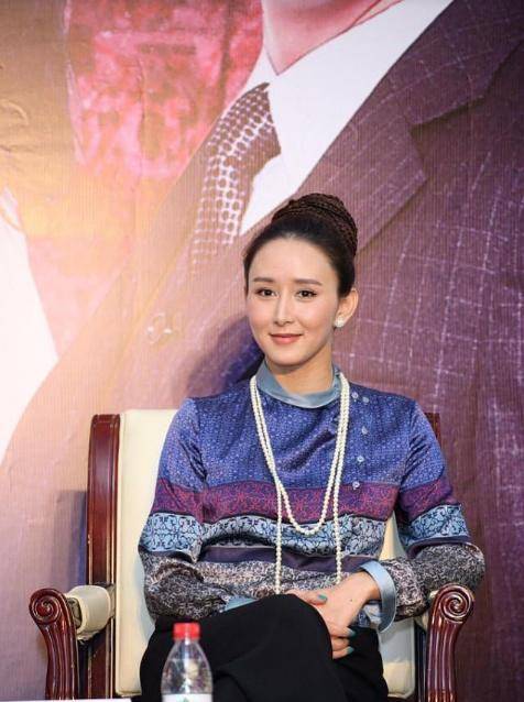 贵妇|胡静穿一身古典贵妇装，低调奢华派头十足，真是越老越有味道