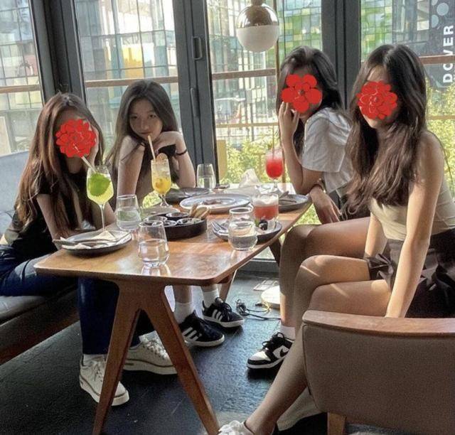 服装|李嫣终于敢露正脸，和闺蜜聚会打扮甜美居C位，越瞅越像妈妈王菲