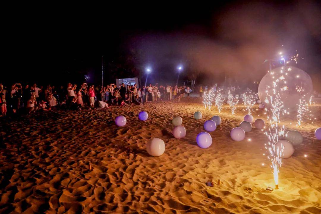 燃,人们开始陆续走出房车,走向沙滩中,参与到这场属于自然的派对中。