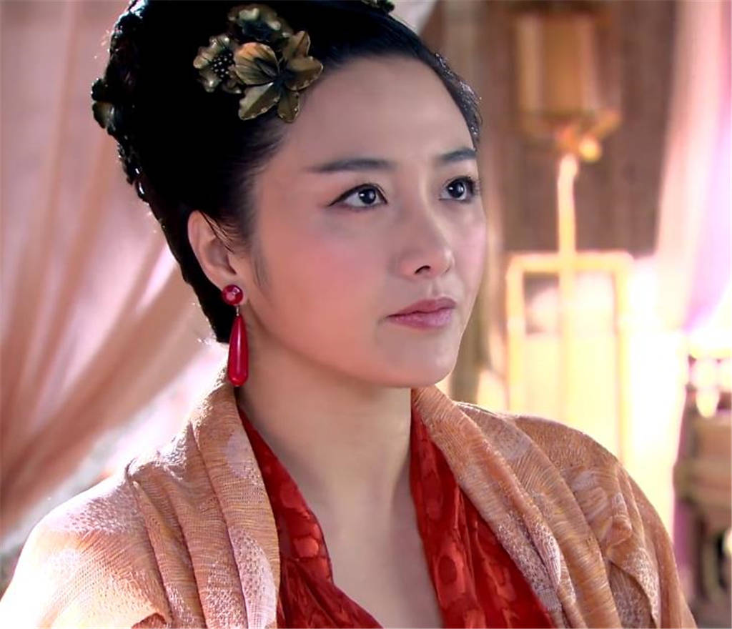 到了13版,秦红棉由82年出生的舒砚扮演