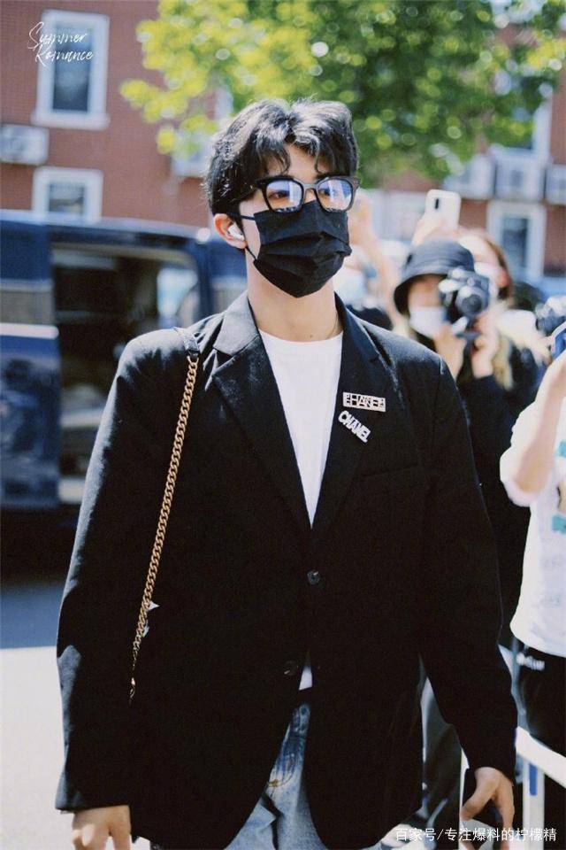 米卡|INTO1成员穿搭超撩人！刘宇酷飒，力丸可爱，米卡港风十足！