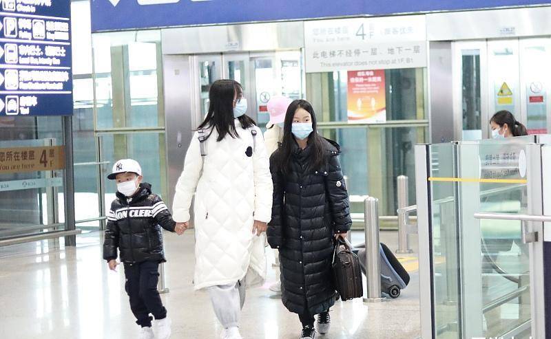 佟大为|佟大为一家走机场，12岁长女身高瞩目，爸爸牵手二女儿妈妈宠儿子