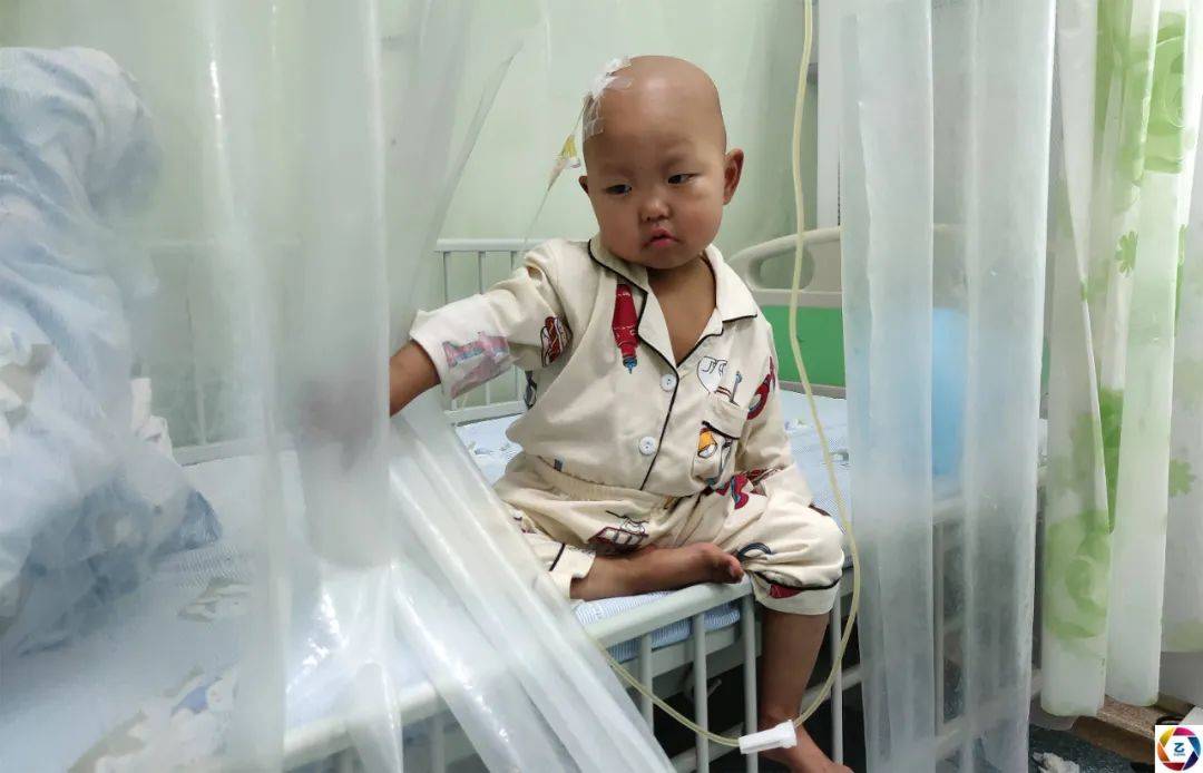 母亲|病房里，10岁哥哥暑假帮妈妈照顾患病的妹妹，看了让人心疼