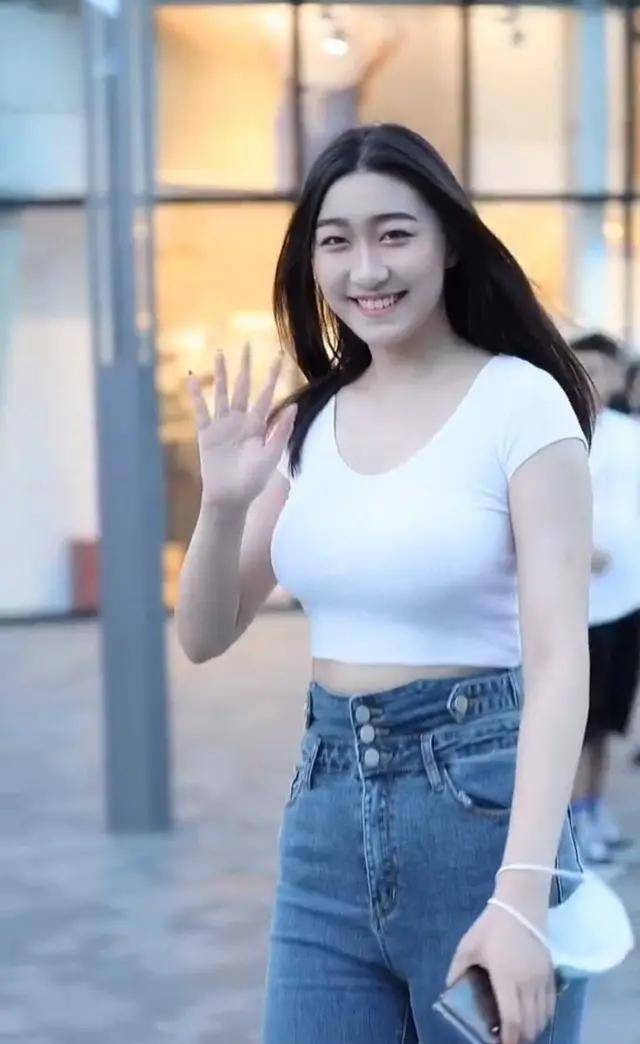 视觉|黑色花纹平底鞋搭配黑色超短裤,让视觉显瘦,添加时尚感