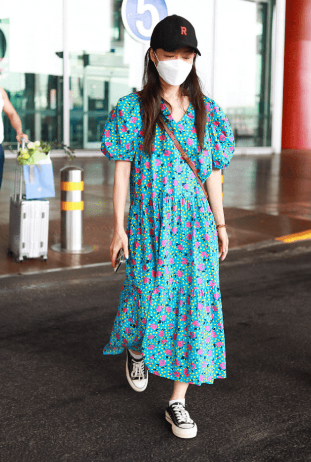 都能|张静初这裙子看着挺有年代感，花色略显土气，但她穿还挺可爱的