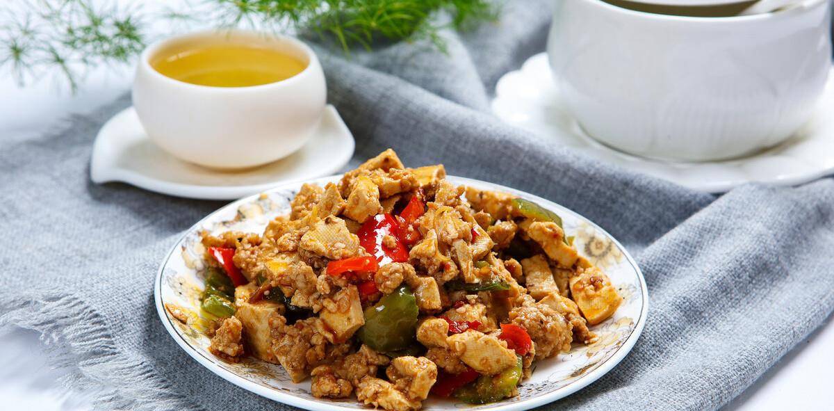 成小|在家自制香辣豆腐，味道好吃又下饭，更是可以当成小零食吃