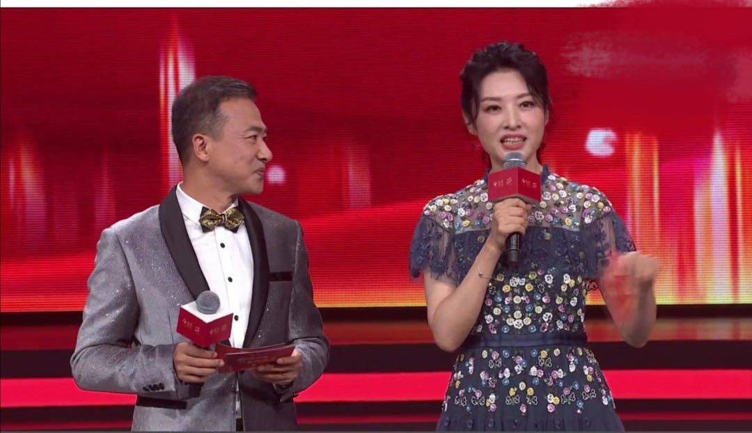 都美|周涛给企业庆典主持,53岁气质居然这么好,不装嫩有老人的优雅!