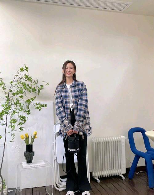 颜色|沈梦辰陪父母度假，一家三口打扮非常时尚，与妈妈同款像姐妹一样