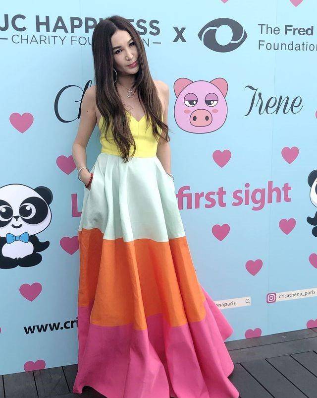 上半身|温碧霞自信过头了，54岁还敢穿低领吊带裙，身材干瘪却很有女人味