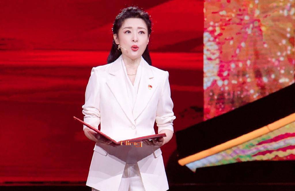 套装|周涛重回“娘家”,上央视穿西装站C位被众人围,同框小辈最年轻